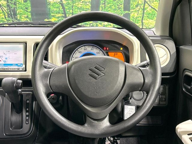 �C���e���A�ɍ��킹���f�U�C���̃X�e�A�����O�́A�^�]�������̂��Ƃ��l���A�^�]���₷���`��A�傫���ł��B�����x�A���ۂɐG���Ă��m���߂��������B