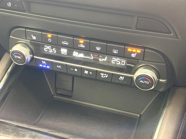 【シートベンチレーション】夏場は涼しい風でお尻や背中の熱やムレを防ぎ、冬はエアコンよりも早く温まってポカポカに!季節を問わず快適に過ごせます。