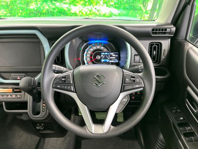 �C���e���A�ɍ��킹���f�U�C���̃X�e�A�����O�́A�^�]�������̂��Ƃ��l���A�^�]���₷���`��A�傫���ł��B�����x�A���ۂɐG���Ă��m���߂��������B