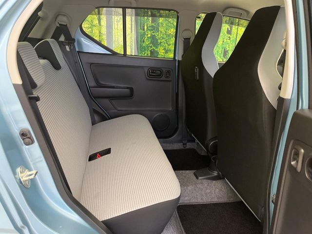 後部座席も気になるようなキズ・汚れやへたり等、大きなダメージはなく、良好な状態です。