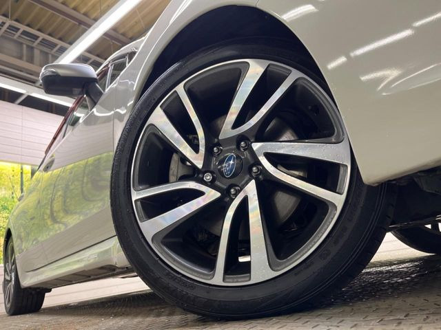 【純正18インチアルミホイール】外観にマッチした純正アルミホイールを装着しております。各種社外アルミホイールや、スタッドレスタイヤも取扱いしております。是非ご相談ください♪