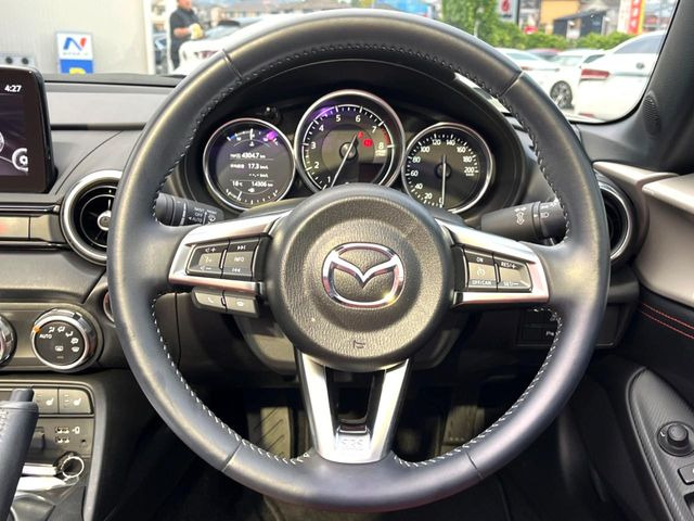 【純正革巻きステアリング】上質な革を使用することで、手にしっかり馴染みとても運転しやすいハンドルです♪