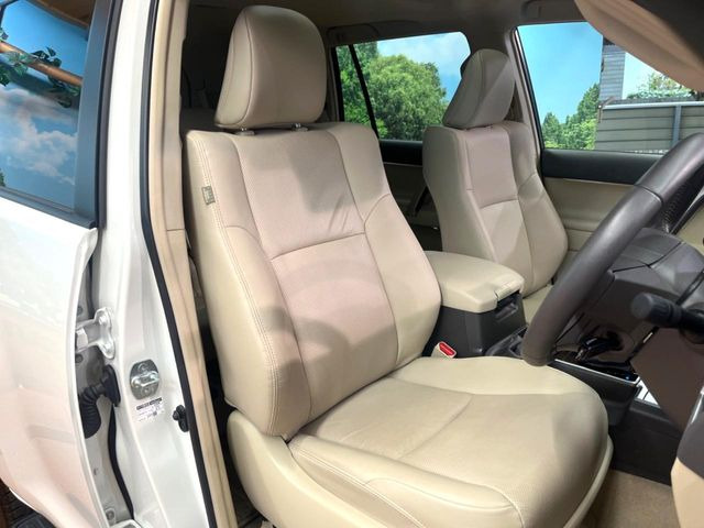 【ベージュレザーシート】デザイン性が高く、高級感のあるベージュ革シート。常に体に触れる部分だから、座り心地の良さにはこだわりたいですね♪汚れの付着や劣化を抑制する内装コーティング施工もおススメですよ♪