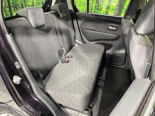 後部座席も気になるようなキズ・汚れやへたり等、大きなダメージはなく、良好な状態です。