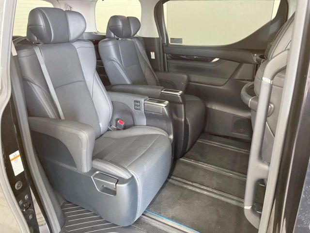 【合皮レザーシート】汚れのふき取りが容易でメンテナンスもが簡単な、機能性に優れる合成皮革を採用した上質なシートです。座り心地もよく、高級感あふれる心地良い車内空間を演出してくれます。