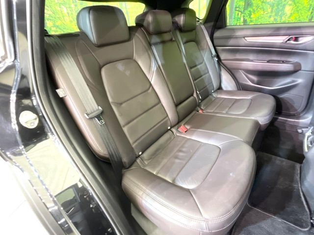後部座席も気になるようなキズ・汚れやへたり等、大きなダメージはなく、良好な状態です。