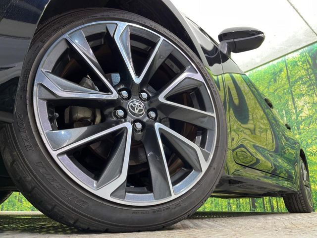 【グレード専用純正18インチアルミホイール】デザイン性の高い純正アルミホイールを装着しております。各種社外アルミホイールや、スタッドレスタイヤも取扱いしております。是非ご相談ください♪