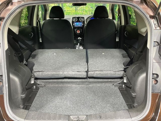 ���i�̂���������ʋ΁A���}���ɏ\���ȉ׎��X�y�[�X���m�ۂ��Ă���܂��B�Z�J���h�V�[�g��|���ƁA�傫�ȉו��̐ύڂ��\�ł���