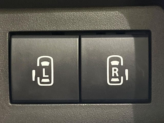 【両側パワースライドドア】スマートキーや運転席のスイッチで後席両側スライドドアの開閉が可能♪電動だから力を入れてドアを開ける必要が無く、小さなお子様でも簡単に開け閉めでき快適です♪