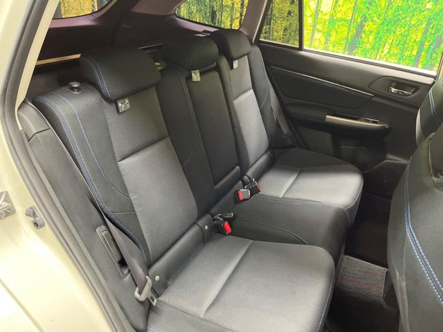 後部座席も気になるようなキズ・汚れやへたり等、大きなダメージはなく、良好な状態です。
