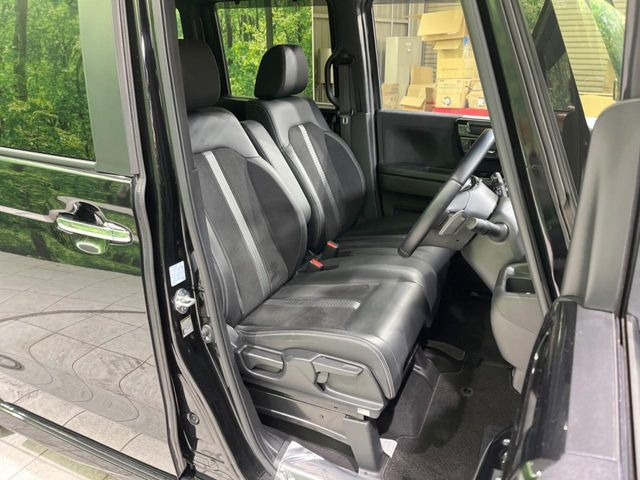 【ハーフレザーシート】高級感と座り心地を両立した人気のシート♪背面・座面のファブリック素材は、通気性の良さや滑りにくさに優れています。気温や服装に左右されず快適にお乗りいただけます。