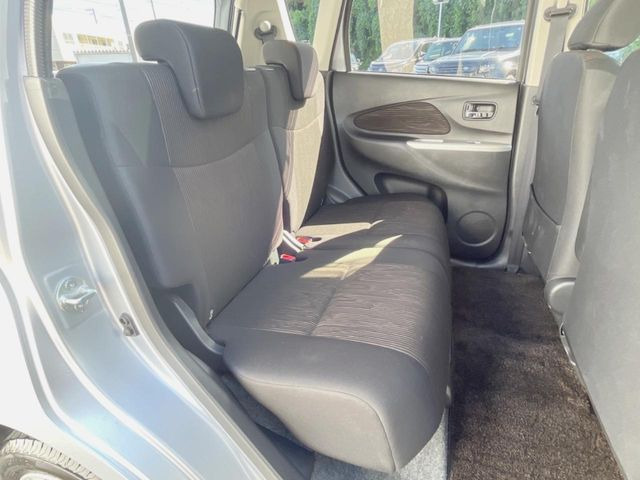 後部座席も気になるようなキズ・汚れやへたり等、大きなダメージはなく、良好な状態です。