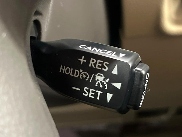 【レーダークルーズコントロール】高速道路での長距離走行が楽に!!自動で速度を保つクルーズコントロールが、衝突軽減システムと連携し、前方の車両を感知して車間を保つように速度調節してくれます!!