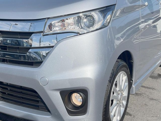 【HIDヘッドライト】非常に明るく前方を照らしてくれるので、悪天候や夜間の走行時も視界良好で安心してお乗りいただけます。