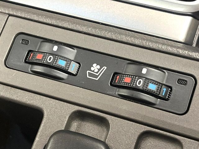 【シートベンチレーション】夏場は涼しい風でお尻や背中の熱やムレを防ぎ、冬はエアコンよりも早く温まってポカポカに!レザーシートにうれしい装備で、季節を問わず快適に過ごせます。