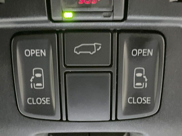 【両側パワースライドドア】スマートキーや運転席のスイッチで後席両側スライドドアの開閉が可能♪電動だから力を入れてドアを開ける必要が無く、小さなお子様でも簡単に開け閉めでき快適です♪