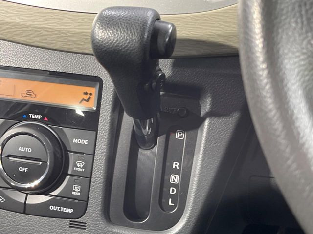 インパネシフトならハンドルからの移動距離が短く操作もスムーズ!また、足元が広くなりすっきりしますので、大柄な方でも快適にお過ごしいただけます。