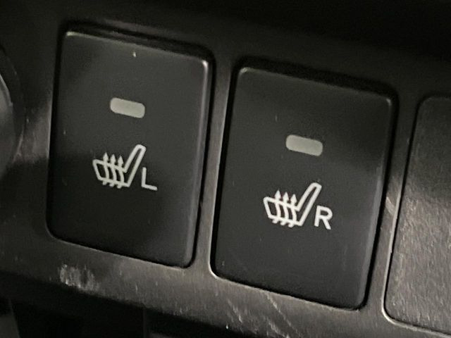 【シートヒーター】寒い日に重宝するシートヒーター!エアコンより早く温まってくれるので寒がりの人も安心ですね♪エアコンの温風は乾燥するから苦手、という方にもをおすすめです。