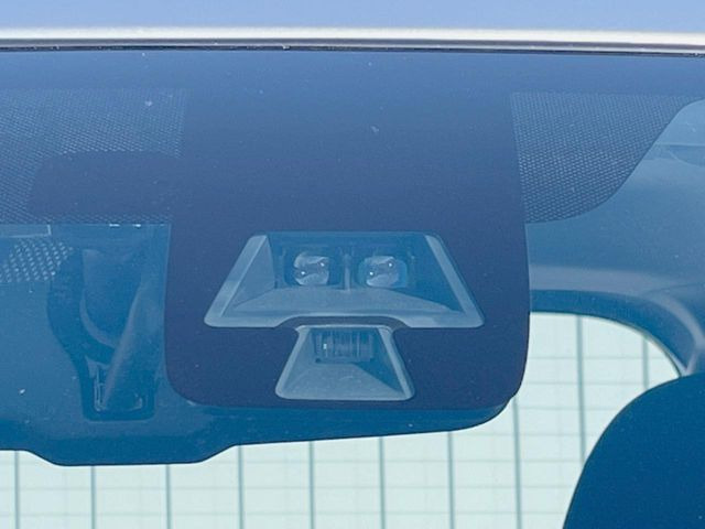 【エマージェンシーブレーキ】走行中に前方の車両等を認識し、衝突しそうな時は警報とブレーキで衝突回避と被害軽減をアシスト。より安全にドライブをお楽しみいただけます。