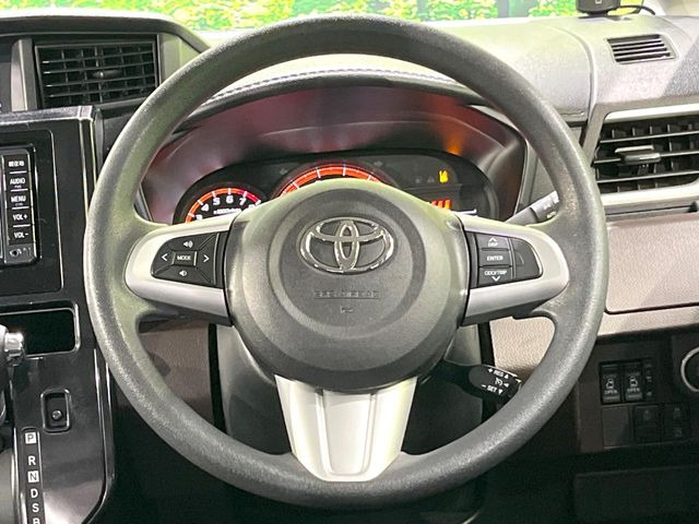 �C���e���A�ɍ��킹���f�U�C���̃X�e�A�����O�́A�^�]�������̂��Ƃ��l���A�^�]���₷���`��A�傫���ł��B�����x�A���ۂɐG���Ă��m���߂��������B