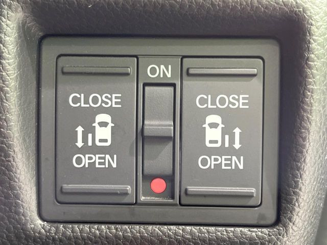 【両側パワースライドドア】スマートキーや運転席のスイッチで後席両側スライドドアの開閉が可能♪電動だから力を入れてドアを開ける必要が無く、小さなお子様でも簡単に開け閉めでき快適です♪