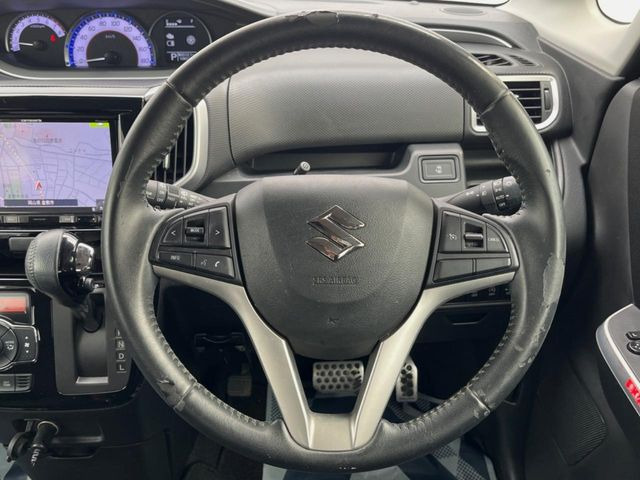 �C���e���A�ɍ��킹���f�U�C���̃X�e�A�����O�́A�^�]�������̂��Ƃ��l���A�^�]���₷���`��A�傫���ł��B�����x�A���ۂɐG���Ă��m���߂��������B