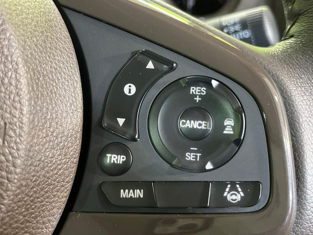 【アダプティブクルーズコントロール】高速道路での長距離走行が楽に!!自動で速度を保つクルーズコントロールが、衝突軽減システムと連携し、前方の車両を感知して車間を保つように速度調節してくれます!!