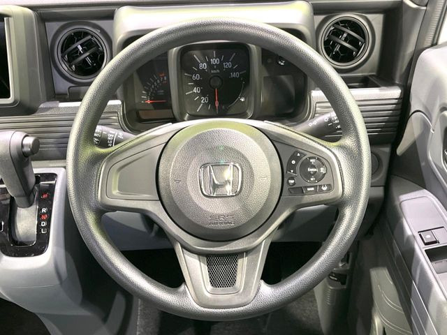 �C���e���A�ɍ��킹���f�U�C���̃X�e�A�����O�́A�^�]�������̂��Ƃ��l���A�^�]���₷���`��A�傫���ł��B�����x�A���ۂɐG���Ă��m���߂��������B