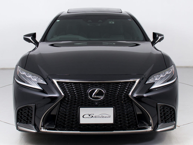 禁煙車です!室内は嫌なニオイも無く、すごく綺麗な状態です!禁煙車・・特にセダンタイプのお車では少ないですよね!!タバコのニオイが苦手なお客様必見です!快適にご乗車頂けます!!