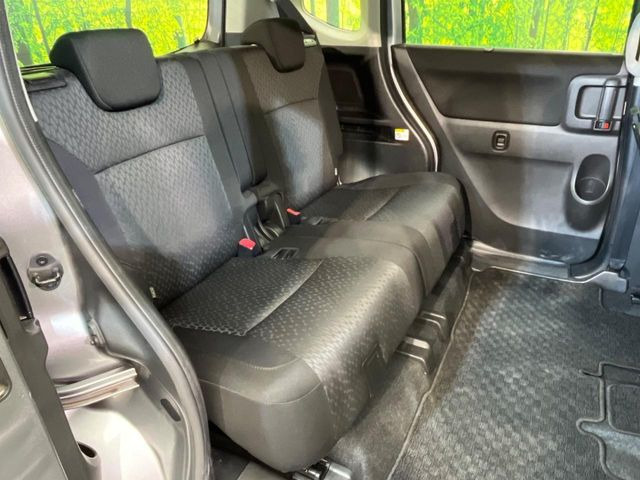 後部座席も気になるようなキズ・汚れやへたり等、大きなダメージはなく、良好な状態です。
