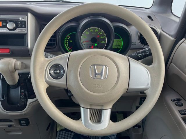 �C���e���A�ɍ��킹���f�U�C���̃X�e�A�����O�́A�^�]�������̂��Ƃ��l���A�^�]���₷���`��A�傫���ł��B�����x�A���ۂɐG���Ă��m���߂��������B