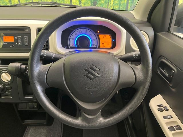 インテリアに合わせたデザインのステアリングは、運転される方のことも考え、運転しやすい形状、大きさです。是非一度、実際に触ってお確かめください。