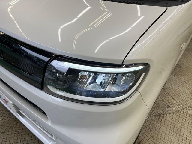 �C���e���A�ɍ��킹���f�U�C���̃X�e�A�����O�́A�^�]�������̂��Ƃ��l���A�^�]���₷���`��A�傫���ł��B�����x�A���ۂɐG���Ă��m���߂��������B