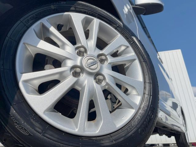 【純正アルミホイール】外観にマッチした純正アルミホイールを装着しております。各種社外アルミホイールや、スタッドレスタイヤも取扱いしております。是非ご相談ください♪