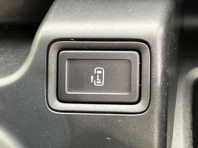 【パワースライドドア】スマートキーや運転席のスイッチでスライドドアの開閉が可能♪電動だから力を入れてドアを開ける必要が無く、小さいお子様でも、重い荷物を持っている時もラクに開け閉めできます♪