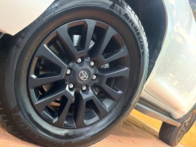 【純正18インチアルミホイール】外観にマッチした純正アルミホイールを装着しております。各種社外アルミホイールや、スタッドレスタイヤも取扱いしております。是非ご相談ください♪