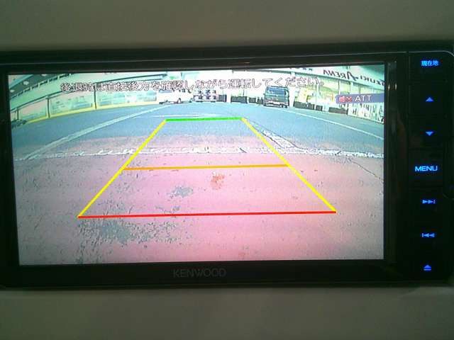 ���o�b�N�J�����𑕔����V�t�g���o�[���uR�v�̈ʒu�ɂ���Ǝ����I�Ɍ���̗l�q���J���[�摜�ŕ\��!�o�b�N�̍ۂ̈��S�������߂܂�!