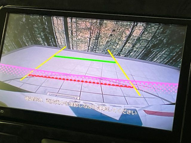 【バックカメラ】駐車時に後方がリアルタイム映像で確認できます。大型商業施設や立体駐車場での駐車時や、夜間のバック時に大活躍!運転スキルに関わらず、今や必須となった装備のひとつです!