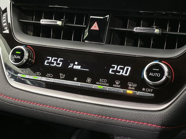 【オートエアコン】一度お好みの温度に設定すれば、車内の温度を検知し風量や温度を自動で調整。暑い…寒い…と何度もスイッチ操作をする必要はありません。快適な車内空間には必須の機能ですね♪