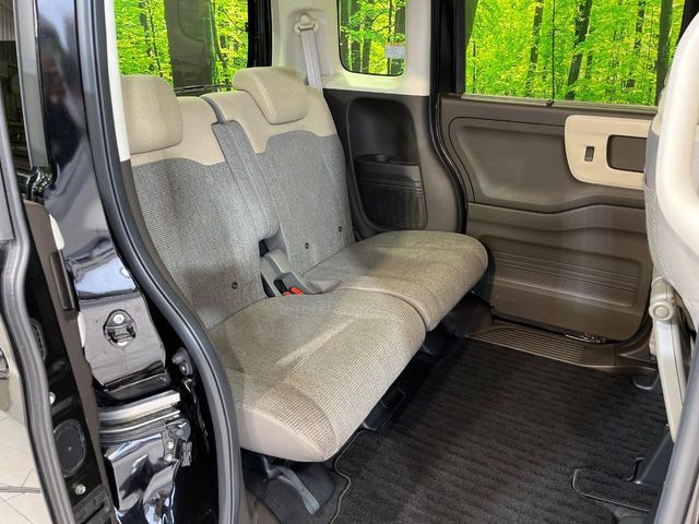 後部座席も気になるようなキズ・汚れやへたり等、大きなダメージはなく、良好な状態です。