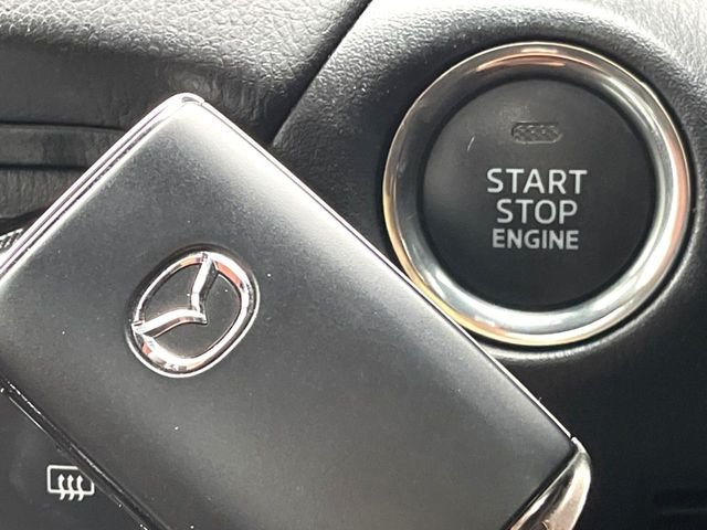 【アドバンストキー】カバンやポケットに入れたままでもドアの施錠・解錠が可能なスマートキーを装備。エンジンのオン・オフ時もカギを取り出す必要が無いからとっても便利です♪