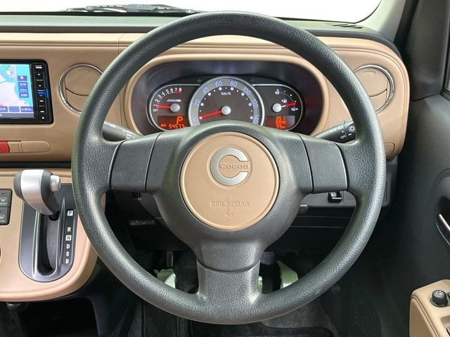 �C���e���A�ɍ��킹���f�U�C���̃X�e�A�����O�́A�^�]�������̂��Ƃ��l���A�^�]���₷���`��A�傫���ł��B�����x�A���ۂɐG���Ă��m���߂��������B