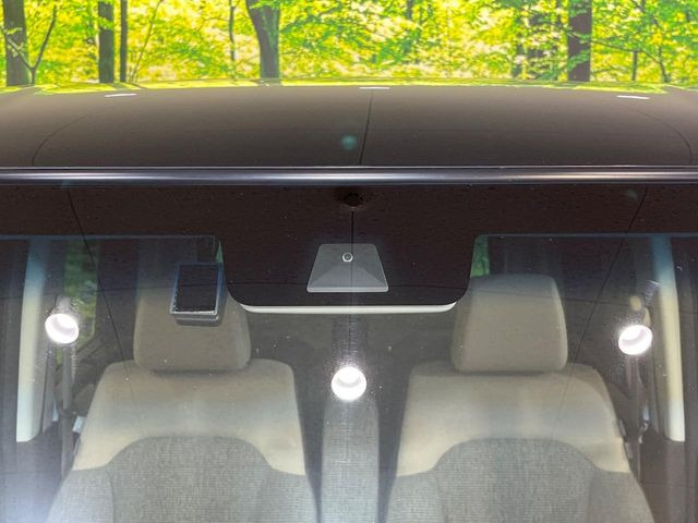 【ホンダセンシング】走行中に前方の車両等を認識し、衝突しそうな時は警報とブレーキで衝突回避と被害軽減をアシスト。より安全にドライブをお楽しみいただけます。