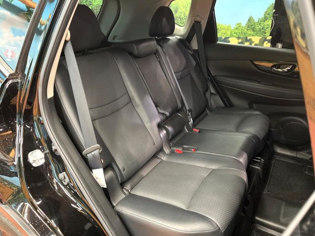 後部座席も気になるようなキズ・汚れやへたり等、大きなダメージはなく、良好な状態です。