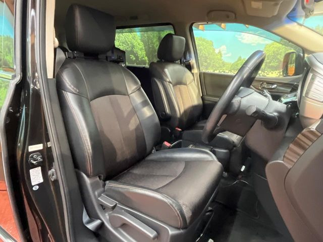 運転席シート廻りは使用感も少なく、良好な状態となっています。丁寧に使われていたことがよくわかりますね。