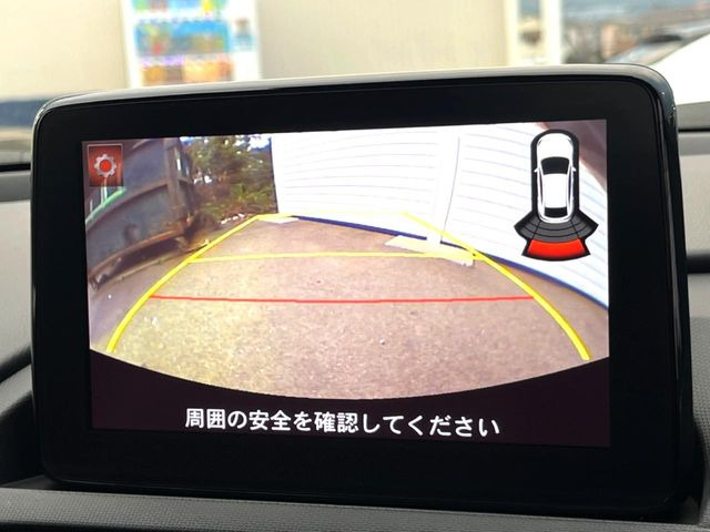 【バックカメラ】駐車時に後方がリアルタイム映像で確認できます。大型商業施設や立体駐車場での駐車時や、夜間のバック時に大活躍!運転スキルに関わらず、今や必須となった装備のひとつです!