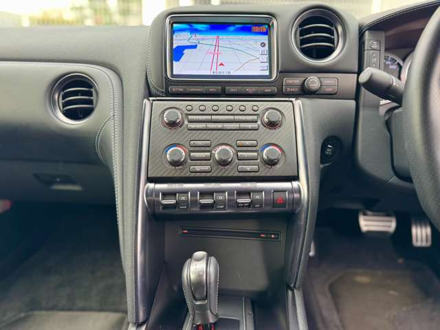 �W����ɂ͏펞GT-R35�̍݌ɂ�10��قǓW�����Ă���܂��B�O���E�����E����A�O���[�h���l�X�ɂȂ�܂��̂ŁA�C�ɂȂ���𐥔�ԋ߂ł����ɂȂ��Ă��������B