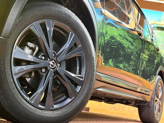 【純正18インチアルミホイール】外観にマッチした純正アルミホイールを装着しております。各種社外アルミホイールや、スタッドレスタイヤも取扱いしております。是非ご相談ください♪