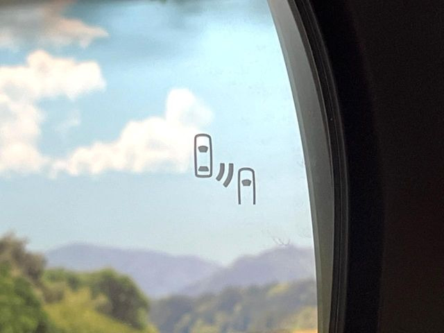 【トヨタセーフティセンス】走行中に前方の車両等を認識し、衝突しそうな時は警報とブレーキで衝突回避と被害軽減をアシスト。より安全にドライブをお楽しみいただけます。