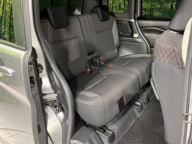 広々とした2列目シートは居住性が高く、居心地も快適!友達や家族とのお出かけにぴったりです。ベビーシートやチャイルドシート使用時も快適にお過ごしいただける十分な空間を確保しています。